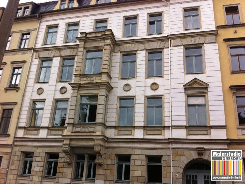 Lackierarbeiten von Fenstern an einem Wohnhaus